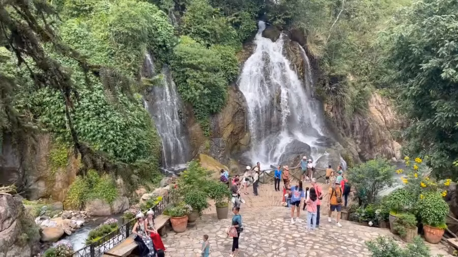 Dòng thác thơ mộng giữa bàn Dòng thác thơ mộng giữa bàn