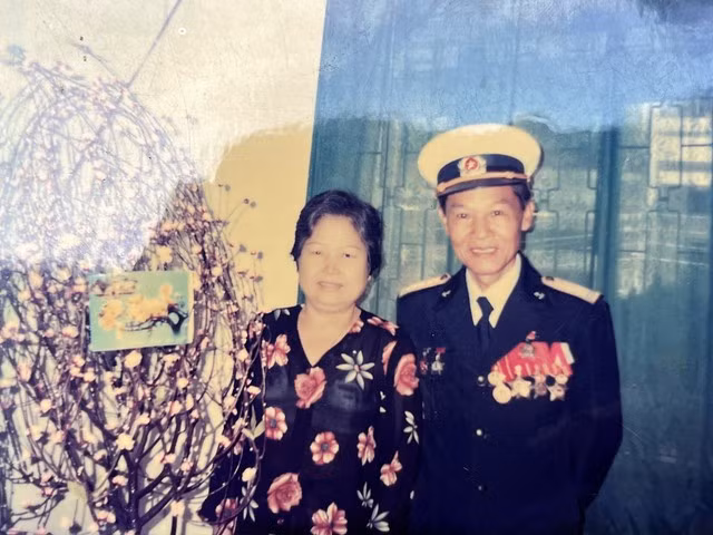 Vợ chồng đại tá Nguyễn Trung Cang và bà Cúc chụp tấm hình chung đầu tiên, khi ông bắt đầu nghỉ hưu, năm 1992. Ảnh: TƯ LIỆU