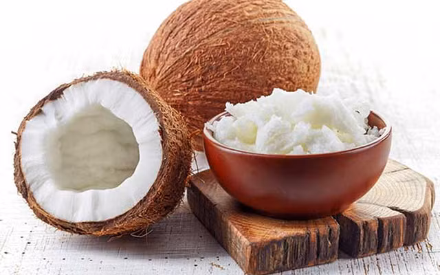 Cơm dừa chứa nhiều khoáng chất, mang lại nhiều lợi ích cho sức khỏe. Ảnh: Shutterstock