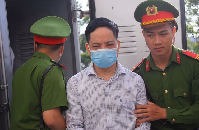 Vì sao doanh nghiệp phải 'rồng rắn' hối lộ cựu thư ký thứ trưởng Bộ Y tế? - Ảnh 1. Bị cáo Phạm Trung Kiên, cựu thư ký thứ trưởng Bộ Y tế. Ảnh:TRẦN PHAN