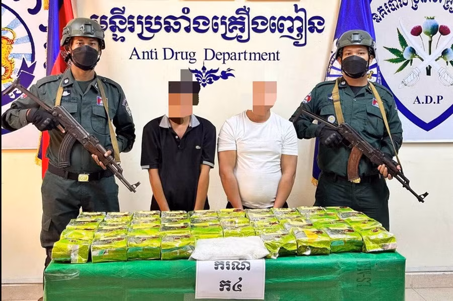 Lực lượng Cảnh sát phòng chống ma túy bắt giữ nghi phạm liên quan đến đường dây buôn bán ma túy tại Campuchia (nguồn: Phnompenh Post). Lực lượng Cảnh sát phòng chống ma túy bắt giữ nghi phạm liên quan đến đường dây buôn bán ma túy tại Campuchia (nguồn: Phnompenh Post).