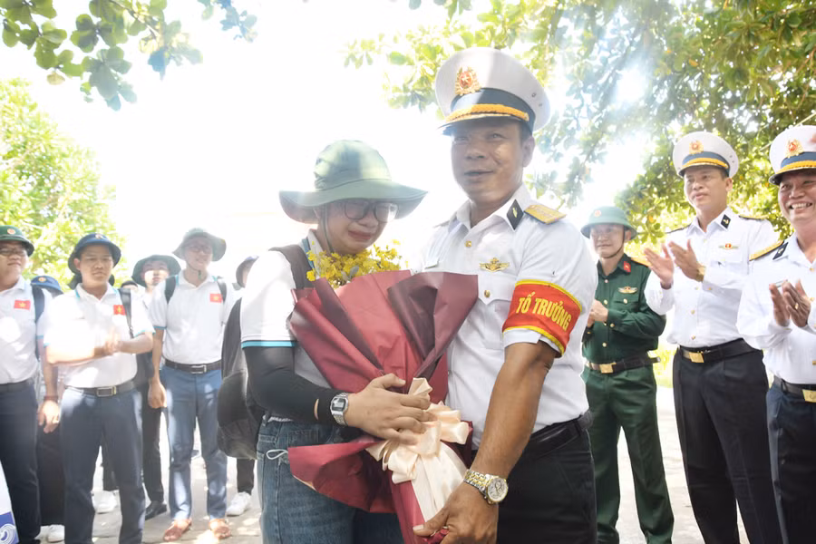 Cuộc gặp đầy xúc động của Linh và bố tại Trường Sa. Ảnh: NỮ VƯƠNG
