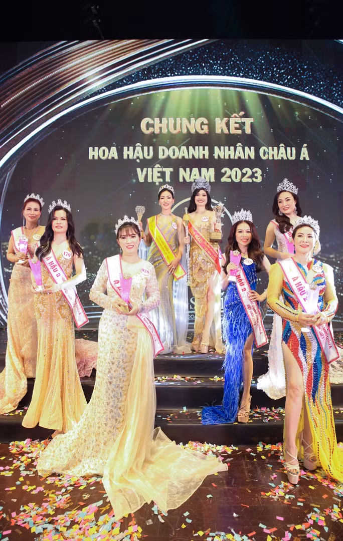 Hoa hậu và các á hậu