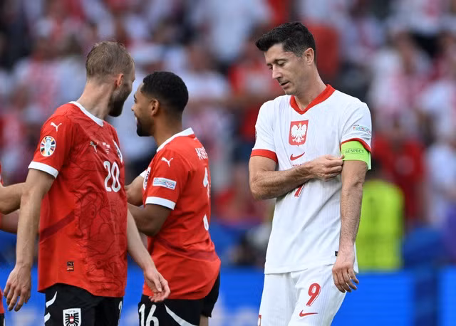 Robert Lewandowski vào sân chỉ để chứng kiến đội nhà sụp đổ