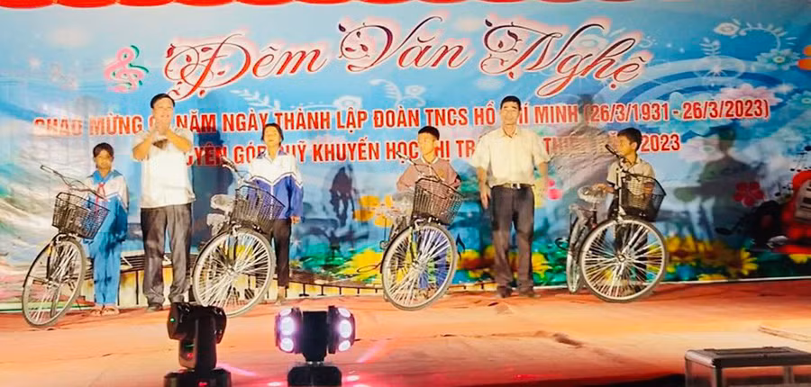 Lãnh đạo Đảng ủy, UBND thị trấn Phú Thiện tặng xe đạp cho học sinh có hoàn cảnh khó khăn tại đêm văn nghệ gây quỹ năm 2023. Ảnh: Vũ Chi Lãnh đạo Đảng ủy, UBND thị trấn Phú Thiện tặng xe đạp cho học sinh có hoàn cảnh khó khăn tại đêm văn nghệ gây quỹ năm 2023. Ảnh: Vũ Chi