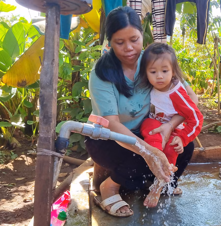 Chị Rơ Châm Khuk (làng Mrông Ngó 3, xã Ia Ka) sử dụng nước sinh hoạt đựng trong bồn chứa do Nhà nước hỗ trợ. Ảnh: K.P