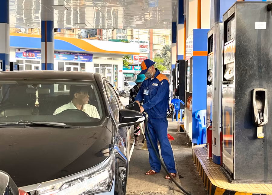 Giá xăng điều chỉnh giảm từ chiều nay. Ảnh: Phương Vi Giá xăng điều chỉnh giảm từ chiều nay. Ảnh: Phương Vi