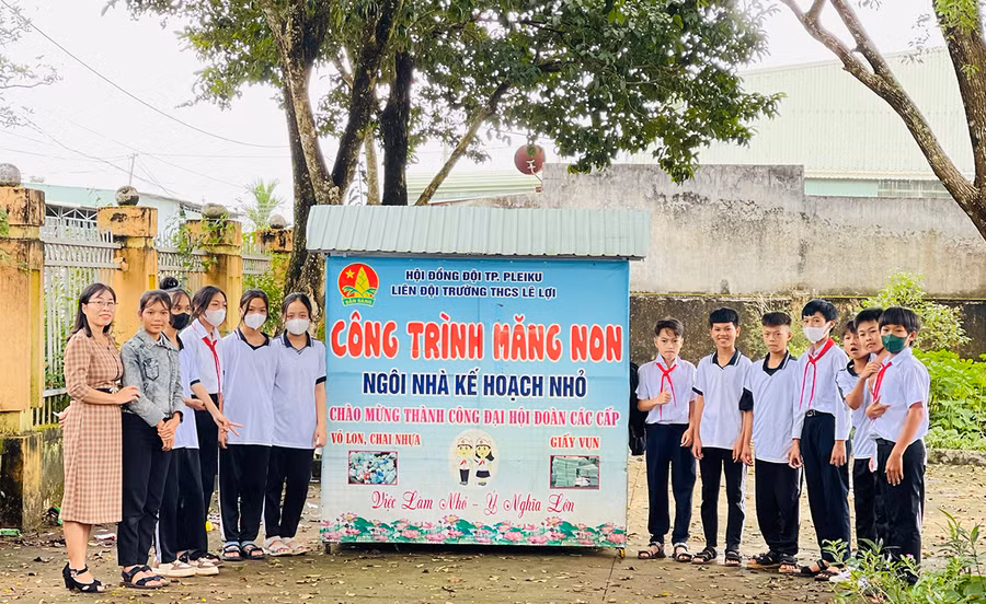 Cô Nguyễn Thị Huệ cùng các thành viên Đội xung kích bảo vệ môi trường. Ảnh: Mai Ka Cô Nguyễn Thị Huệ cùng các thành viên Đội xung kích bảo vệ môi trường. Ảnh: Mai Ka