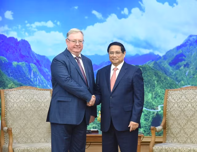 Thủ tướng Phạm Minh Chính tiếp Chủ tịch Hội Luật gia LB Nga Sergey Stepashin. Ảnh: VGP/Nhật Bắc