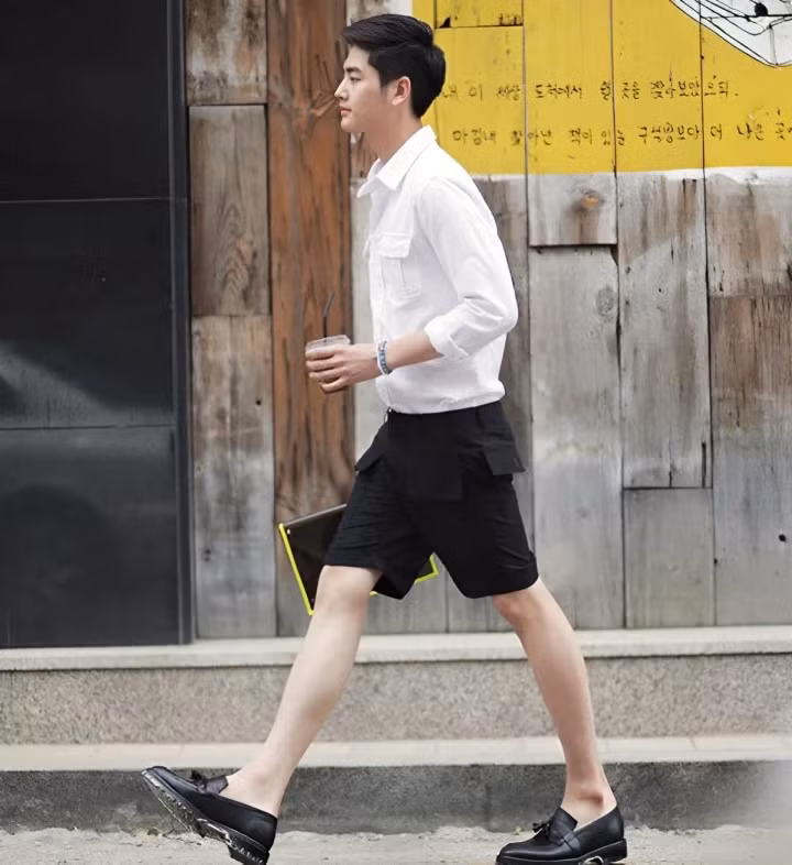 Phối giày lười cùng quần short thể hiển nét lịch thiệp.