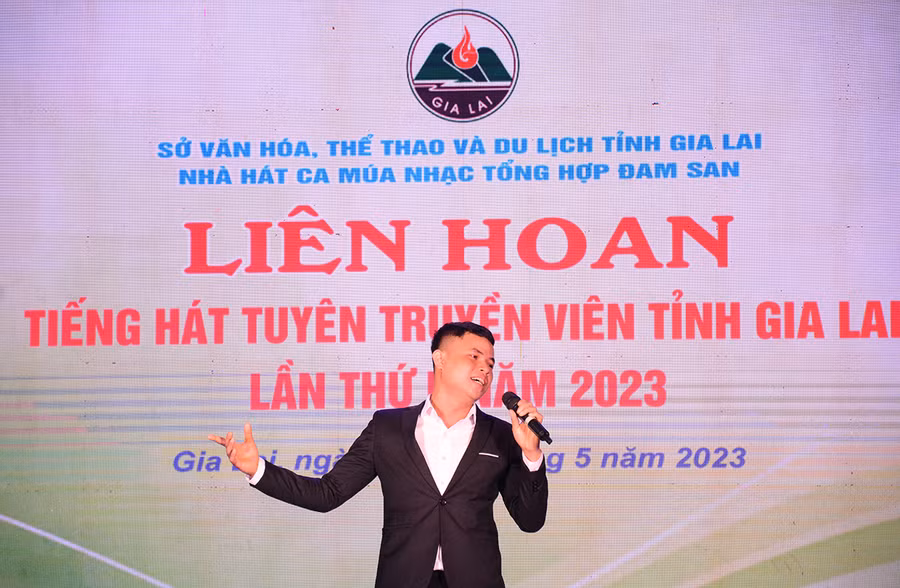 Thí sinh Ksor Huân (Trung tâm VH-TT và TT huyện Ia Grai) được trao giải A thể loại đơn ca. Ảnh: Lam Nguyên