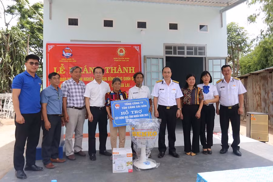 Tổng Công ty Tân Cảng Sài Gòn phối hợp với Ban Tuyên giáo Tỉnh ủy Gia Lai bàn giao nhà tình nghĩa cho ông Đinh Gak. Ảnh: Văn Ngọc