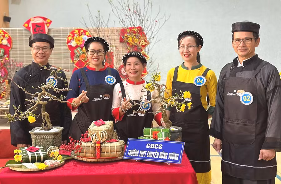 Cô Nhung (thứ 3 từ phải qua) cùng các đoàn viên Công đoàn cơ sở Trường THPT Chuyên Hùng Vương tham gia Hội thi gói nấu bánh chưng Xuân Giáp thìn 2024. Ảnh: Đinh Yến