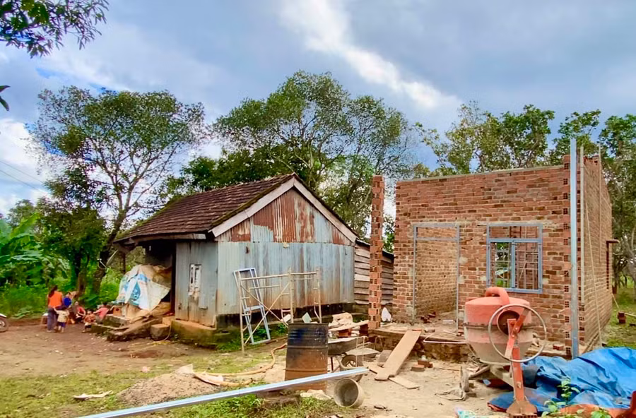 Căn nhà mới đang xây của chị Kpuih Vị (làng Lang, xã Ia Dơk, huyện Đức Cơ) nằm bên cạnh căn nhà cũ, dột nát của bố mẹ. Ảnh: Hà Duy