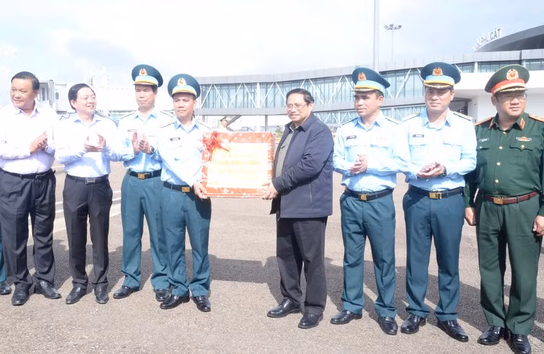 Thủ tướng thăm, tặng quà, động viên cán bộ, chiến sĩ Trung đoàn Không quân 925.
