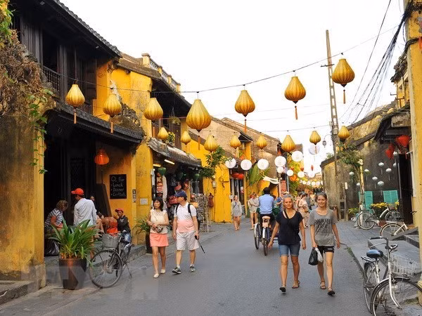 Khách du lịch tham quan phố cổ Hội An. (Ảnh: Minh Đức/TTXVN)