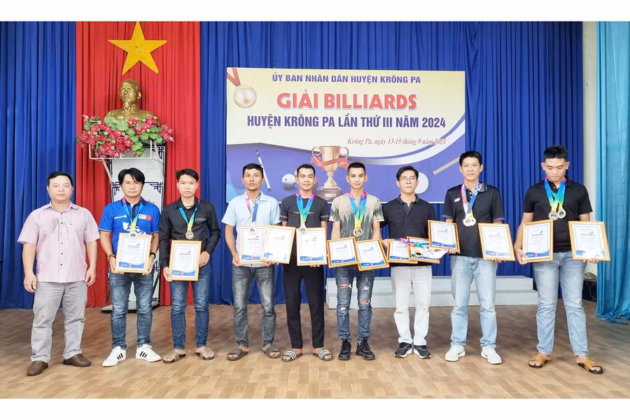 Ban tổ chức trao giải cho các tay cơ xuất sắc. Ảnh: L.V.N