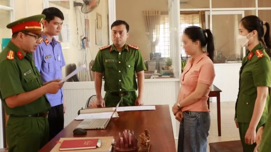 Cơ quan công an tống đạt các quyết định đối với Nguyễn Thị Hải