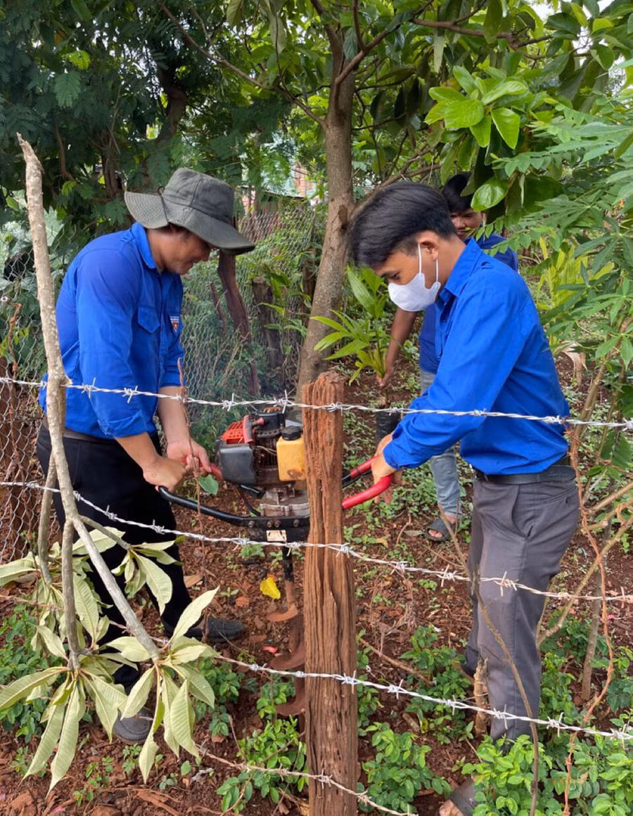 Đoàn viên thanh niên của huyện Chư Pưh đào hố trồng cây xanh tại thôn Plei Kia. Ảnh: P.D