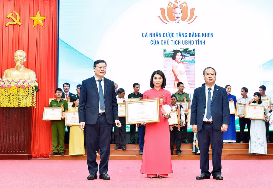 Phó Bí thư Thường trực Tỉnh ủy Châu Ngọc Tuấn (bìa phải) và Chủ tịch UBND tỉnh Trương Hải Long (bìa trái) trao biểu trưng của tỉnh và bằng khen của Chủ tịch UBND tỉnh cho cô giáo Nguyễn Thị Minh vì có thành tích xuất sắc trong học tập và làm theo Bác giai đoạn 2021-2024. Ảnh: Đ.T