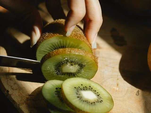 Vỏ kiwi có thể làm giảm tình trạng viêm nhiễm trong cơ thể và cải thiện sức khỏe tiêu hóa. Ảnh: PEXELS