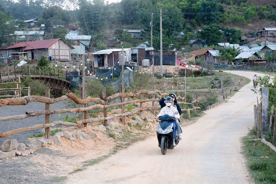 Mỗi dịp cuối tuần, thôn Kon Vơng Kia đón nhiều người dân địa phương và du khách ghé thăm.