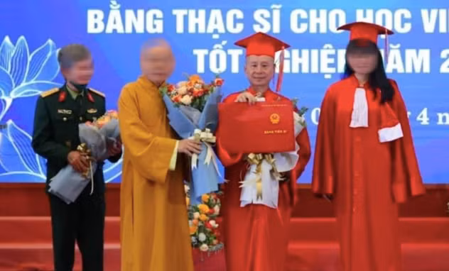 Thượng tọa Thích Chân Quang (thứ 2 từ phải sang) nhận bằng tiến sĩ luật vào tháng 4-2022 - Ảnh: Cổng TTĐT GHPG Việt Nam