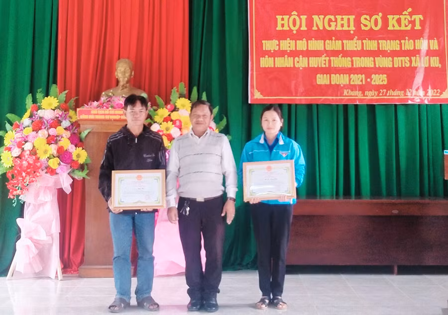 Ban Chỉ đạo Đề án 498 huyện Kbang tặng giấy khen cho các tập thể, cá nhân có thành tích trong thực hiện mô hình điểm về giảm thiểu tảo hôn, hôn nhân cận huyết thống ở xã Lơ Ku. Ảnh: Minh Ngân
