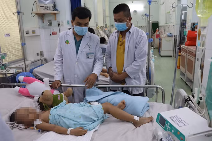 Sau 3 tuần điều trị tích cực bé Y. đã qua cơn nguy kịch và sớm được xuất viện. (Ảnh: Bệnh viện cung cấp)