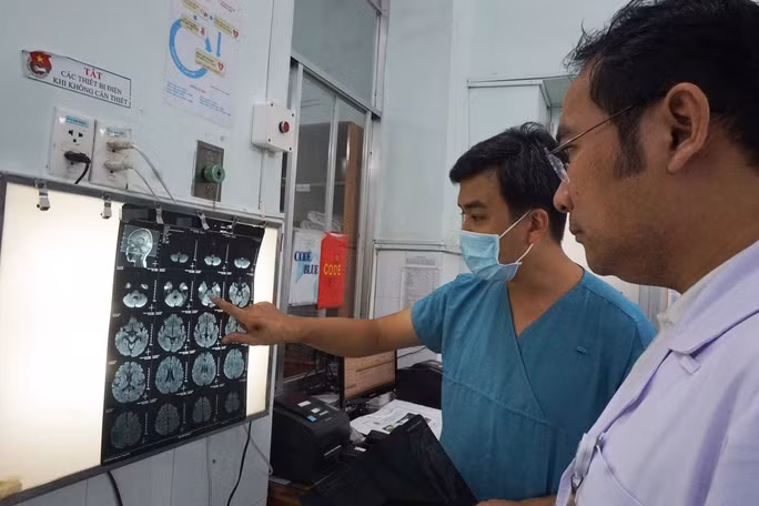Các bác sĩ hội chẩn đưa ra phương pháp điều trị cho bé Y. (Ảnh: Bệnh viện cung cấp)