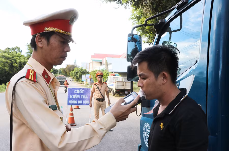 Lực lượng Cảnh sát Giao thông Công an thị xã An Khê kiểm tra nồng độ cồn người tham gia giao thông. Ảnh: N.M