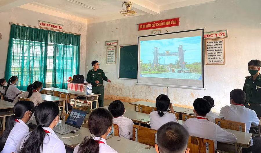 Trường THCS Phan Bội Châu (xã Ia Nan, huyện Đức Cơ) phối hợp với lực lượng Bộ đội Biên phòng tuyên truyền, giáo dục cho học sinh về chủ quyền, an ninh biên giới (ảnh đơn vị cung cấp).