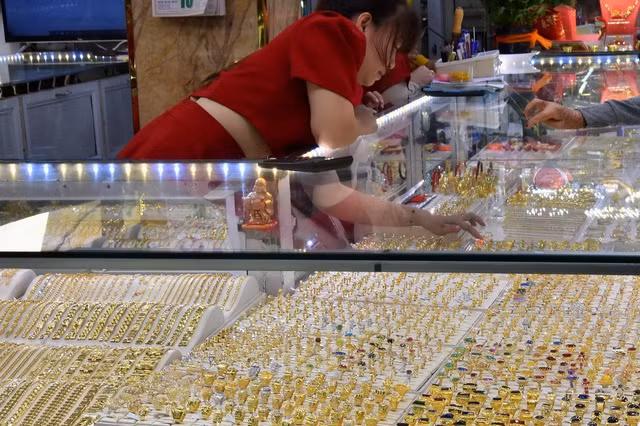 Giá vàng hôm nay của thế giới tăng 40 USD lên tới 2.425 USD/ounce lúc 6 giờ ngày 9-8.