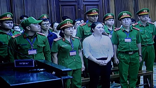 Bị cáo Nguyễn Phương Hằng tại toà