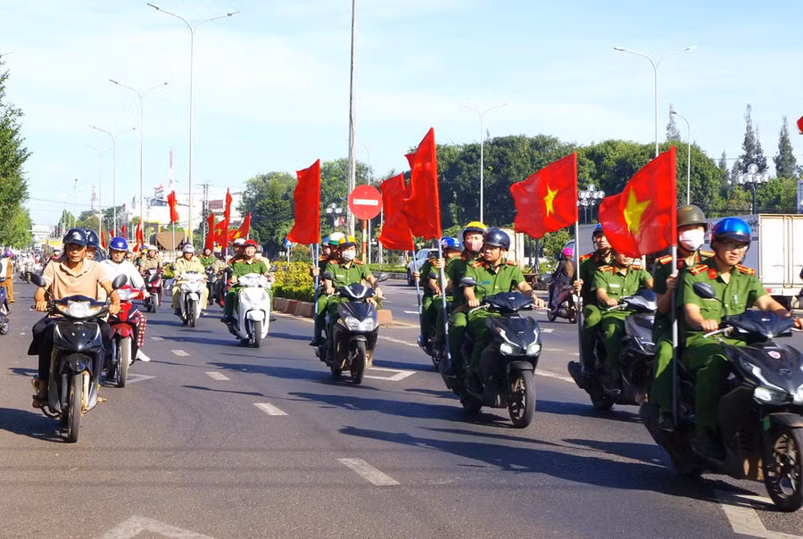 Lực lượng Công an huyện Chư Sê tuyên truyền pháp luật lưu động trên các tuyến đường. Ảnh: R.H