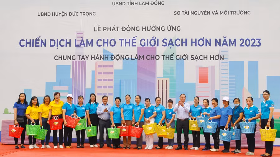 Ban tổ chức tặng giỏ nhựa đi chợ nhằm giảm sử dụng bao bì túi ni lông cho đại diện phụ nữ các xã, thị trấn trên địa bàn Đức Trọng.