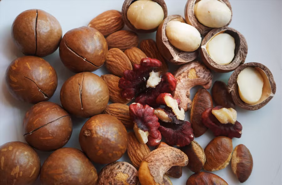 Các loại hạt như hạnh nhân, óc chó, hồ trăn và hạt điều rất giàu kẽm. Ảnh: Thanh Thanh