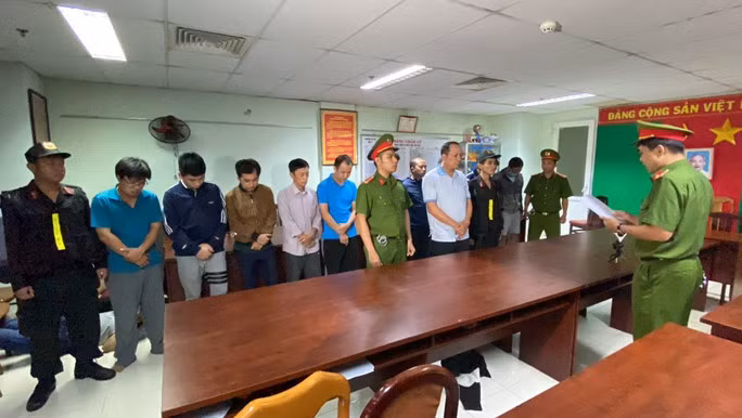 Công an TP HCM thực hiện lệnh tạm giam ông Quân và các nhân viên Công an TP HCM thực hiện lệnh tạm giam ông Quân và các nhân viên