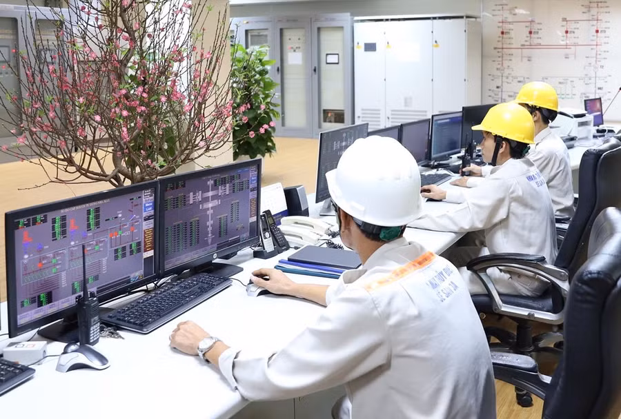 Nhờ sáng kiến “Thiết lập trang tổng hợp tín hiệu cảnh báo trên hệ thống DCS-Metso” của tác giả Phan Hồ Mỹ đã giúp việc vận hành thuận lợi, tiện ích, từ xa vẫn phát hiện được những khiếm khuyết. Ảnh: Đinh Yến