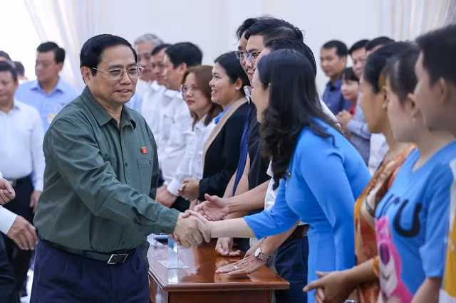 Thủ tướng Phạm Minh Chính và Đoàn đại biểu Quốc hội TP. Cần Thơ tiếp xúc cử tri khối doanh nghiệp và lực lượng công nhân lao động trên địa bàn - Ảnh: VGP/Nhật Bắc Thủ tướng Phạm Minh Chính và Đoàn đại biểu Quốc hội TP. Cần Thơ tiếp xúc cử tri khối doanh nghiệp và lực lượng công nhân lao động trên địa bàn - Ảnh: VGP/Nhật Bắc