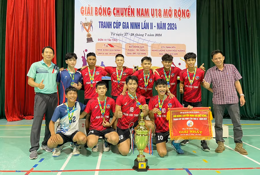 Ban tổ chức trao cúp vô địch cho đội Phan Chu Trinh tại Giải Bóng chuyền nam U18 mở rộng tranh cúp Gia Ninh lần thứ II-2024. Ảnh: V.C Ban tổ chức trao cúp vô địch cho đội Phan Chu Trinh tại Giải Bóng chuyền nam U18 mở rộng tranh cúp Gia Ninh lần thứ II-2024. Ảnh: V.C