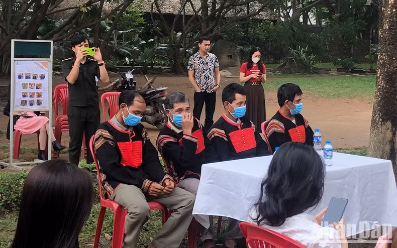 Các thợ thủ công từ Tây Nguyên ra sửa nhà.