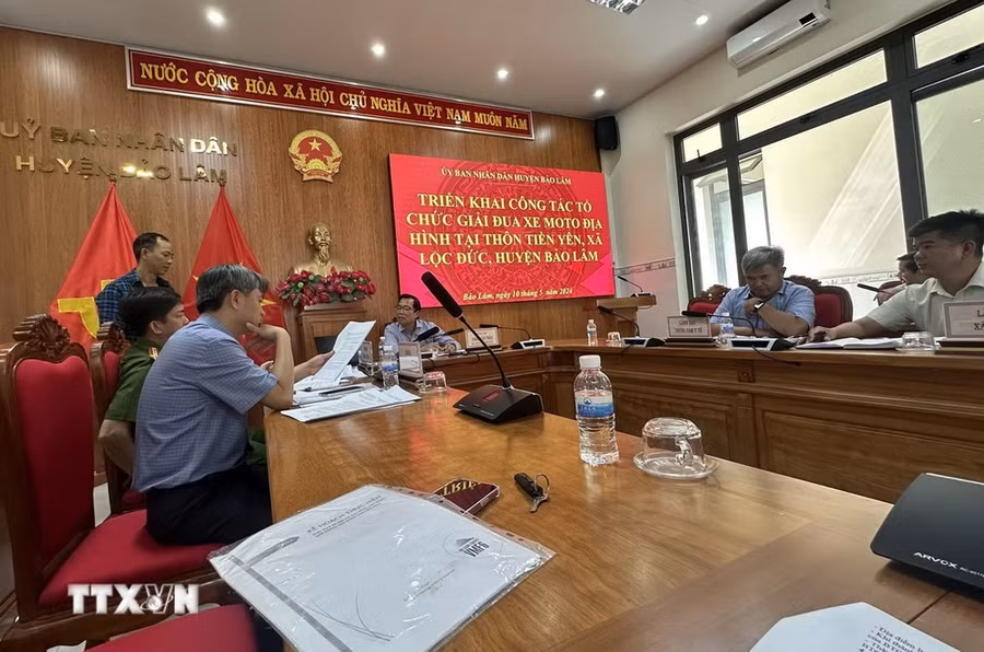 Cuộc họp của Ủy ban Nhân dân huyện Bảo Lâm triển khai công tác hỗ trợ giải đua trước khi khai mạc giải 1 ngày. (Ảnh: TTXVN phát) Cuộc họp của Ủy ban Nhân dân huyện Bảo Lâm triển khai công tác hỗ trợ giải đua trước khi khai mạc giải 1 ngày. (Ảnh: TTXVN phát)