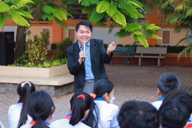 Thầy giáo Trương Chấn Sang luôn làm việc, tham gia hoạt động thiện nguyện với tâm niệm “cho đi nhiều hơn”. nh ẢNH: NVCC