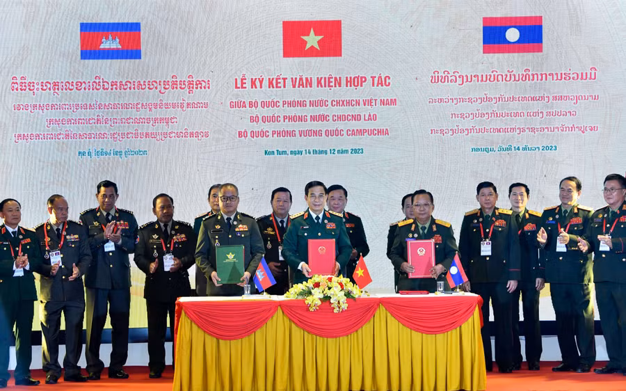 Bộ trưởng Bộ Quốc phòng ba nước Việt Nam-Lào-Campuchia ký kết văn kiện hợp tác. Ảnh: TUẤN HUY Bộ trưởng Bộ Quốc phòng ba nước Việt Nam-Lào-Campuchia ký kết văn kiện hợp tác. Ảnh: TUẤN HUY