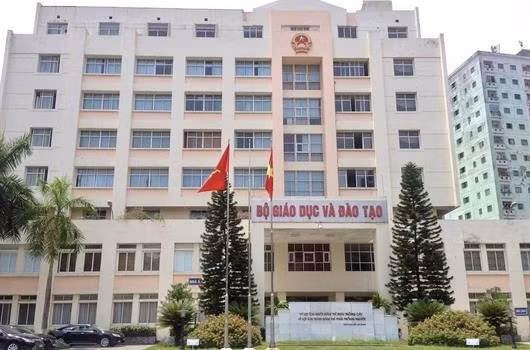 Đình chỉ thi 2 thí sinh chụp ảnh đề thi văn, toán gửi qua mạng