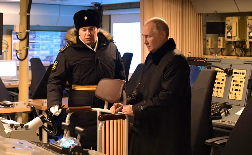 Tổng thống Nga Putin trên tàu khu trục Đô đốc Golovko. (Nguồn: RIA Novosti) Tổng thống Nga Putin trên tàu khu trục Đô đốc Golovko. (Nguồn: RIA Novosti)