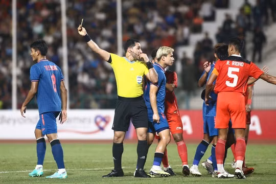 U22 Thái Lan và U22 Indonesia ẩu đã trong trận chung kết SEA Games 32 (Ảnh: Quang Liêm)