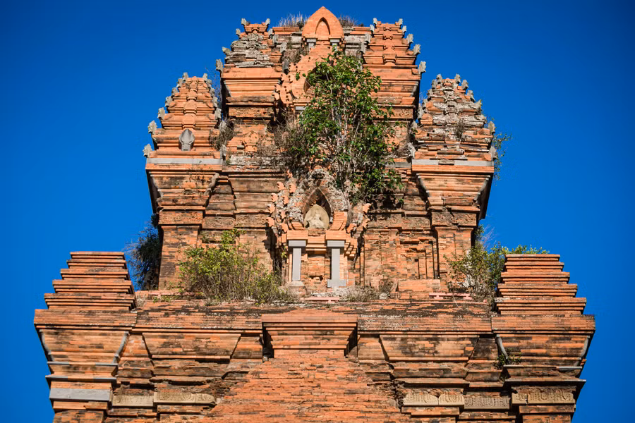 Quần thể di tích tháp Bánh Ít là một quần thể độc đáo với nhiều dáng vẻ kiến trúc đa dạng, trang trí đẹp, một khu di tích kiến trúc có giá trị nghệ thuật cao. Ảnh: Nhật Thịnh