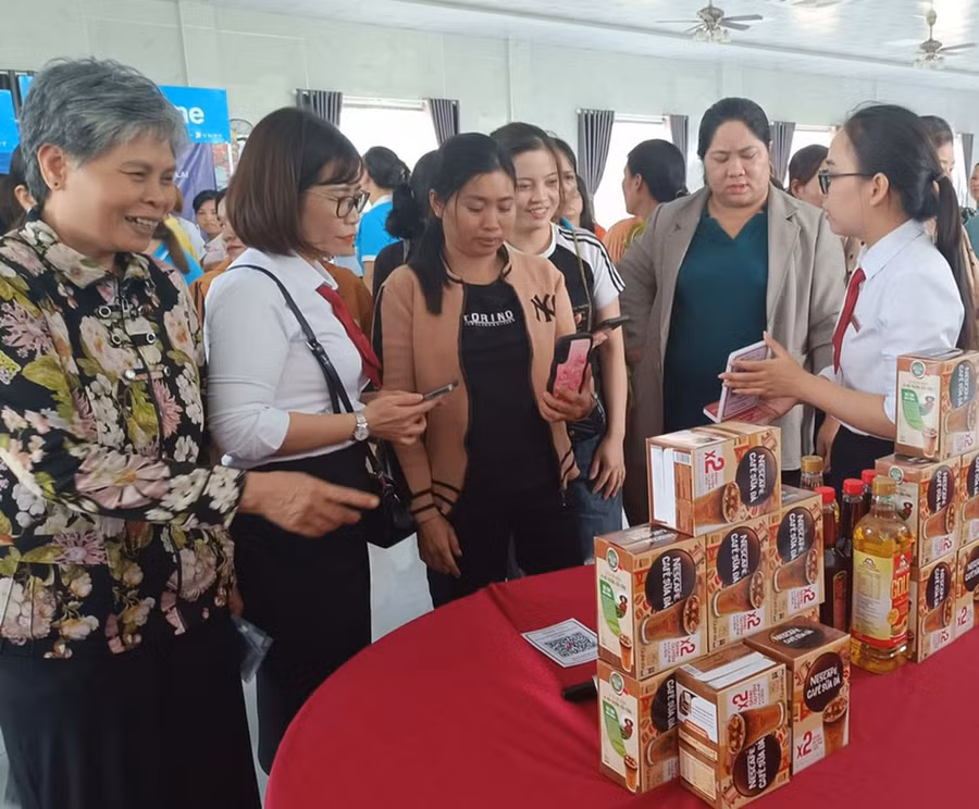 Cán bộ, hội viên phụ nữ được hướng dẫn sử dụng công nghệ thông tin để thanh toán không dùng tiền mặt. Ảnh: Vũ Chi Cán bộ, hội viên phụ nữ được hướng dẫn sử dụng công nghệ thông tin để thanh toán không dùng tiền mặt. Ảnh: Vũ Chi
